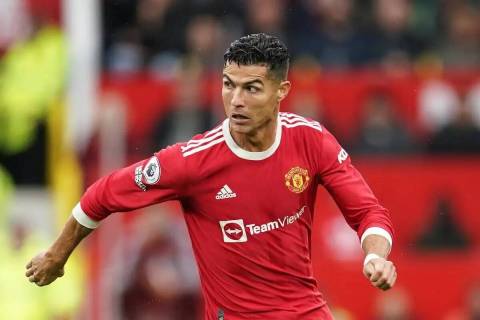 Cristiano Ronaldo, del Manchester United controla el balón durante un partido contra el Everto ...