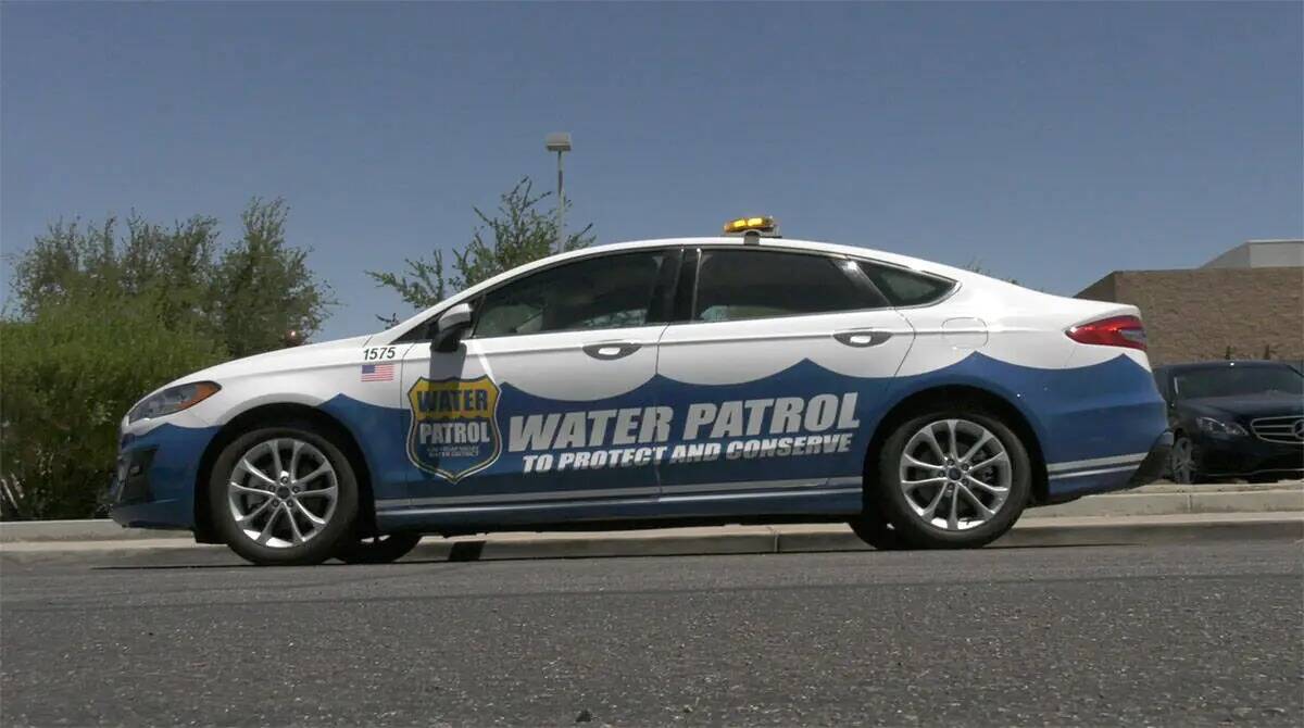 Un auto patrulla del Distrito del Agua del valle de Las Vegas en una calle de Henderson como pa ...