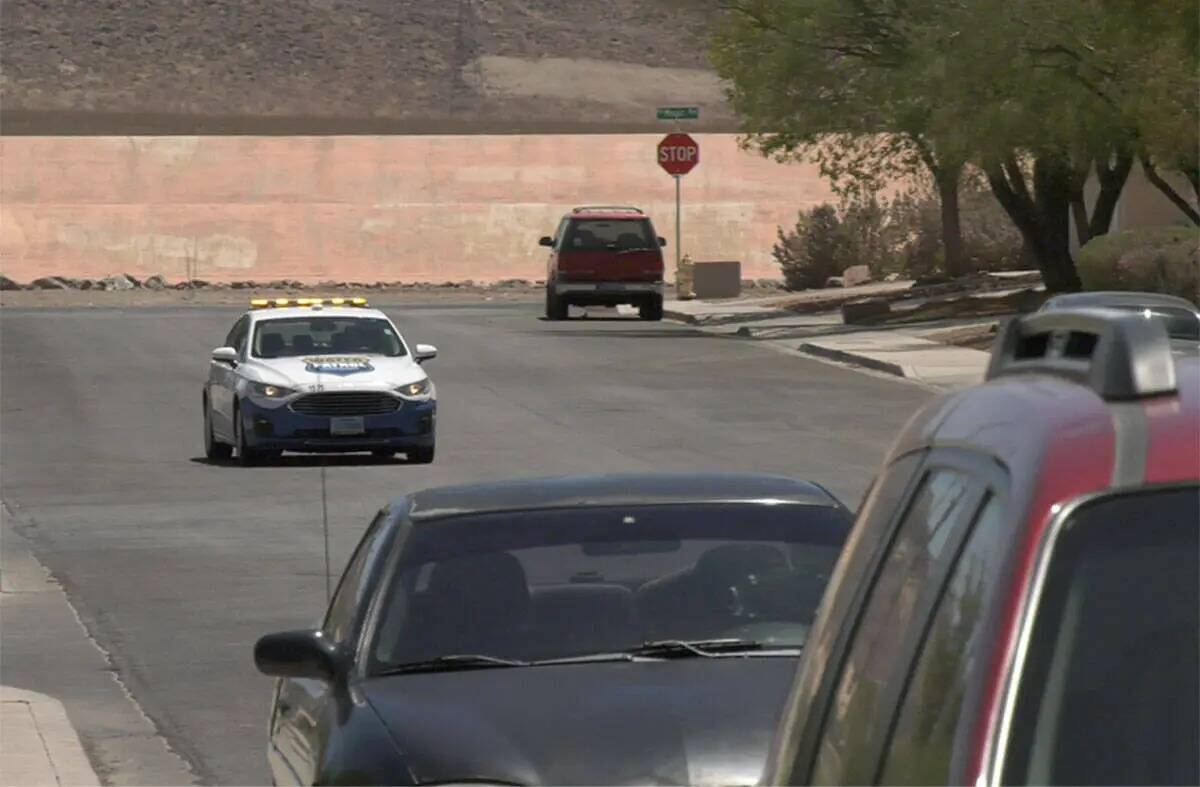 Un auto patrulla del Distrito del Agua del valle de Las Vegas en una calle de Henderson como pa ...