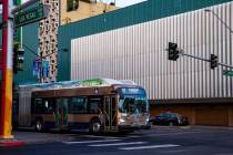 Un autobús de la Comisión Regional de Transporte circula por Las Vegas Boulevard en esta foto ...