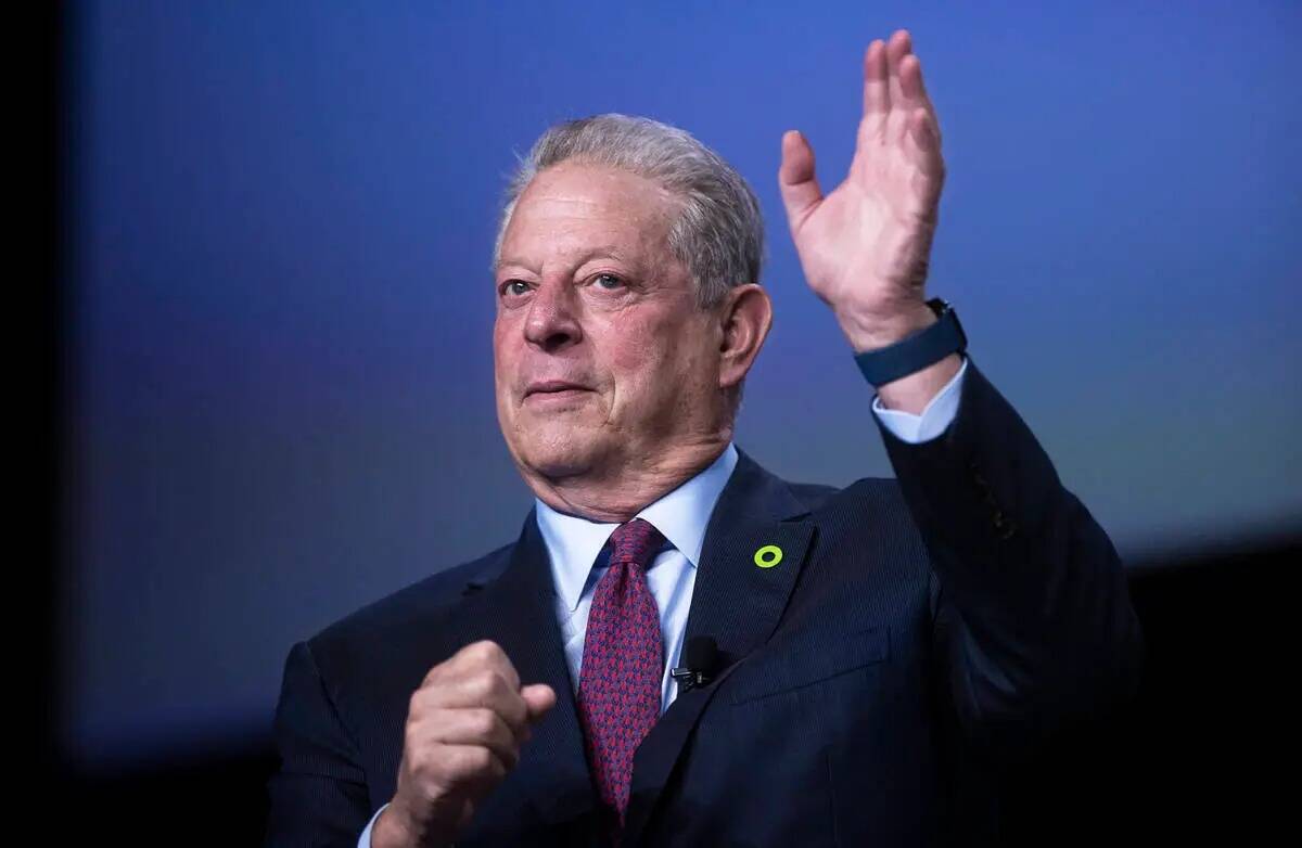 El exvicepresidente Al Gore, en el centro, fundador y presidente de The Climate Reality Project ...