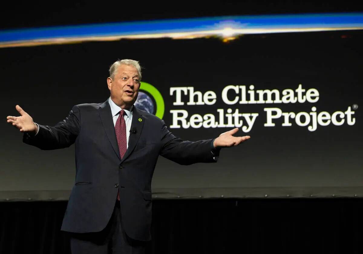 El exvicepresidente Al Gore, en el centro, fundador y presidente de The Climate Reality Project ...