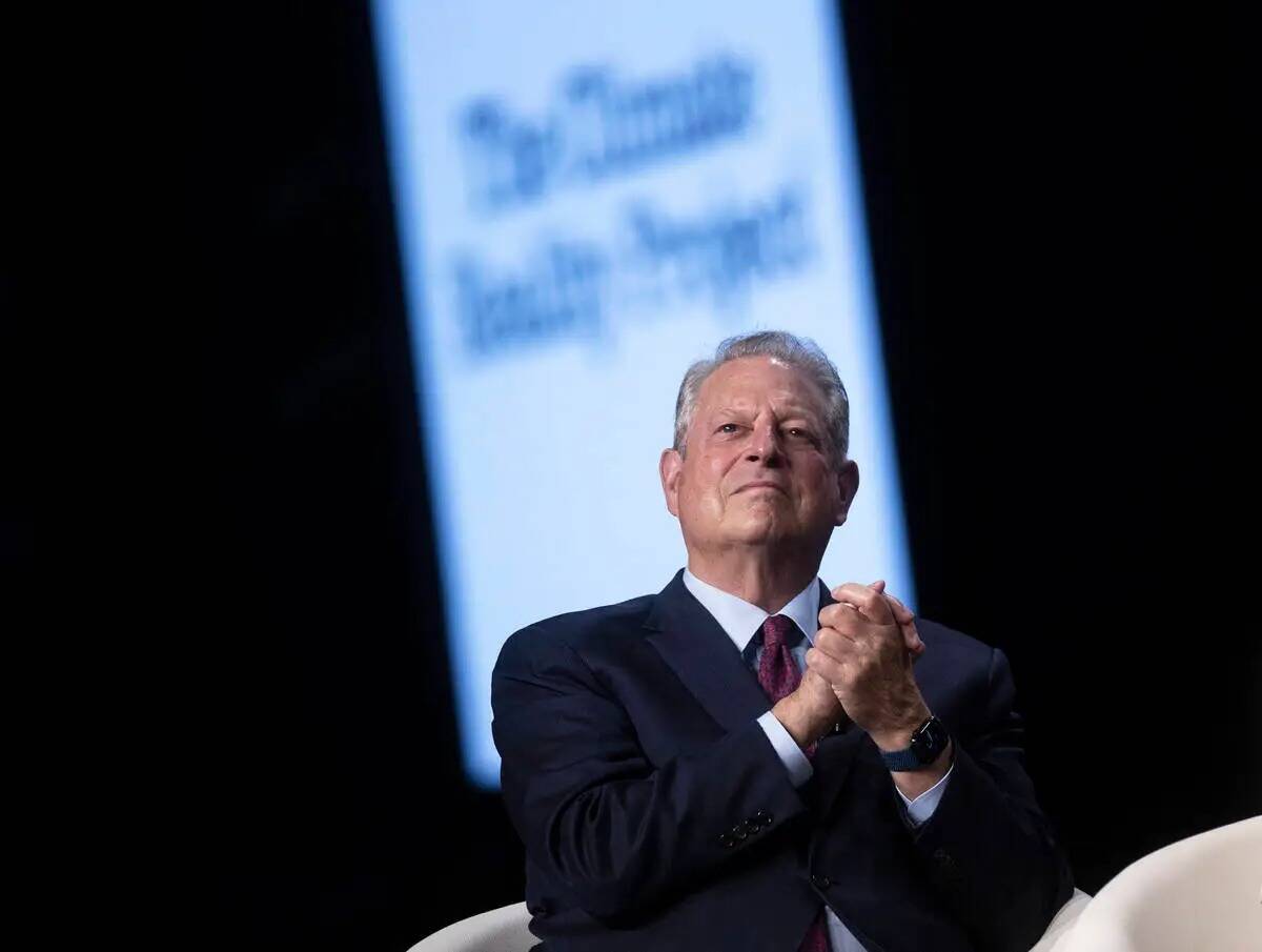 El exvicepresidente Al Gore, en el centro, fundador y presidente de The Climate Reality Project ...