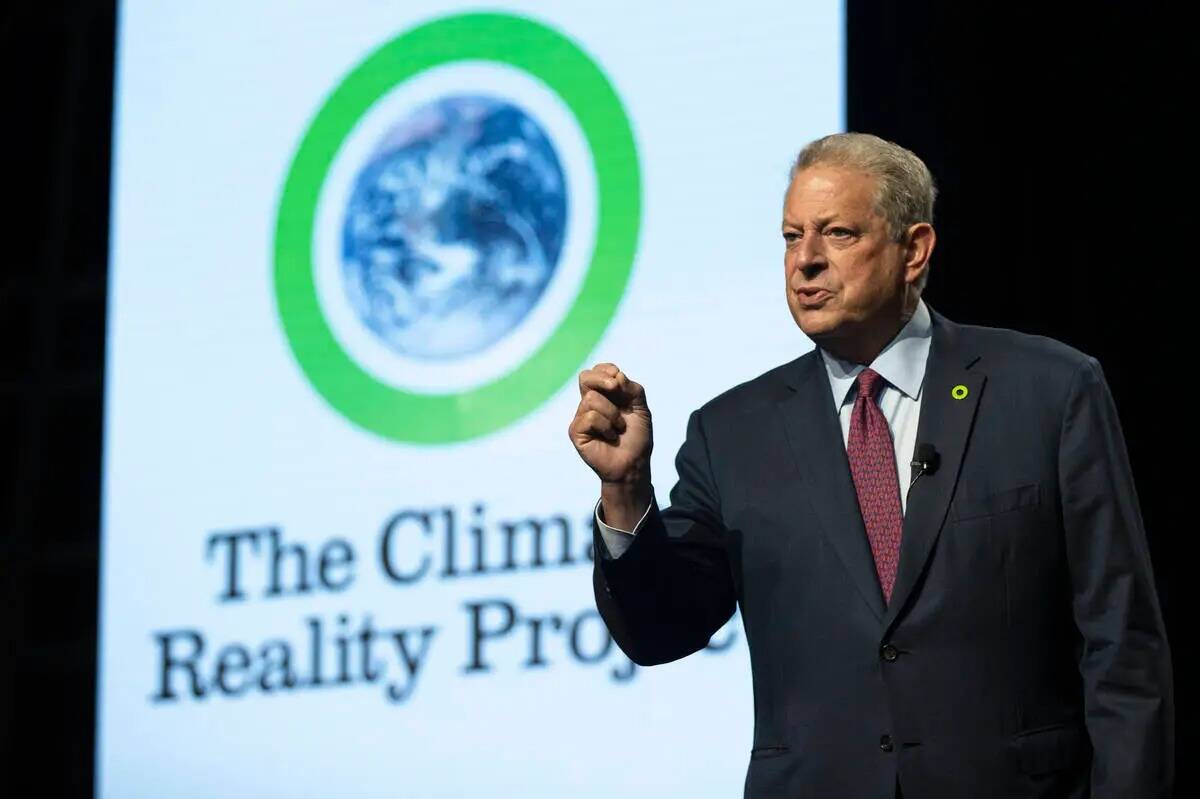 El exvicepresidente Al Gore, en el centro, fundador y presidente de The Climate Reality Project ...