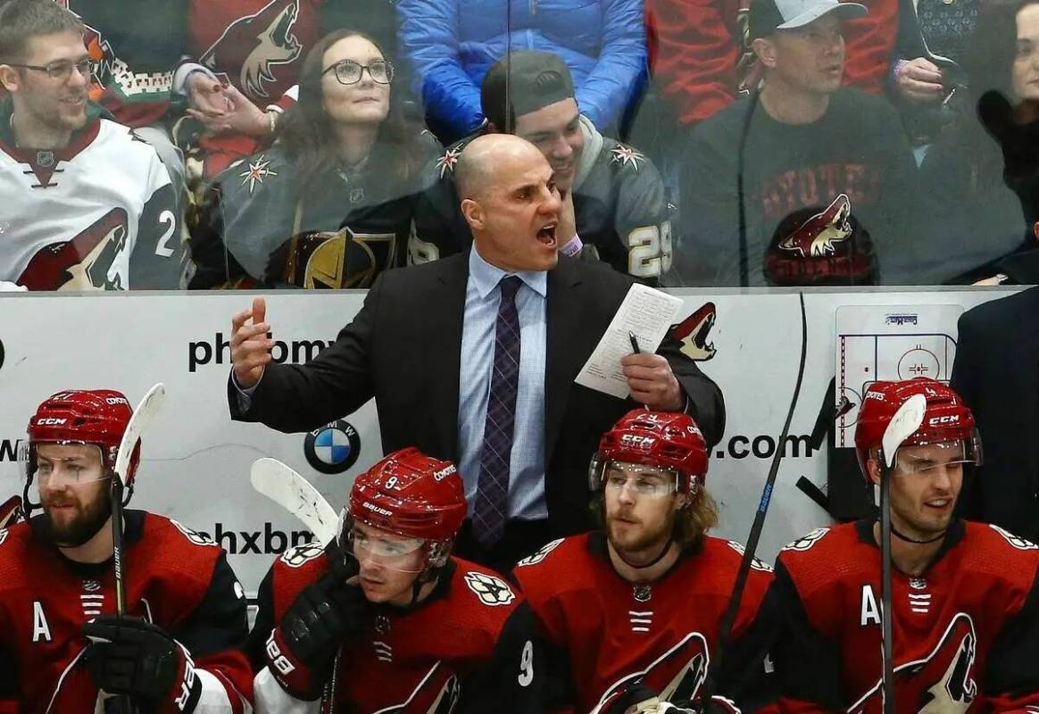 El entrenador de los Arizona Coyotes, Rick Tocchet, discute con un árbitro durante el segundo ...