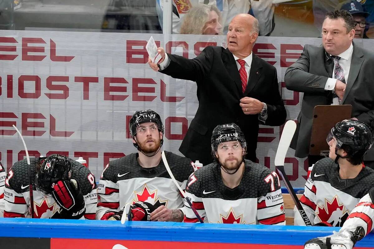 El entrenador de Canadá, Claude Julien, observa el juego durante el partido final del Campeona ...