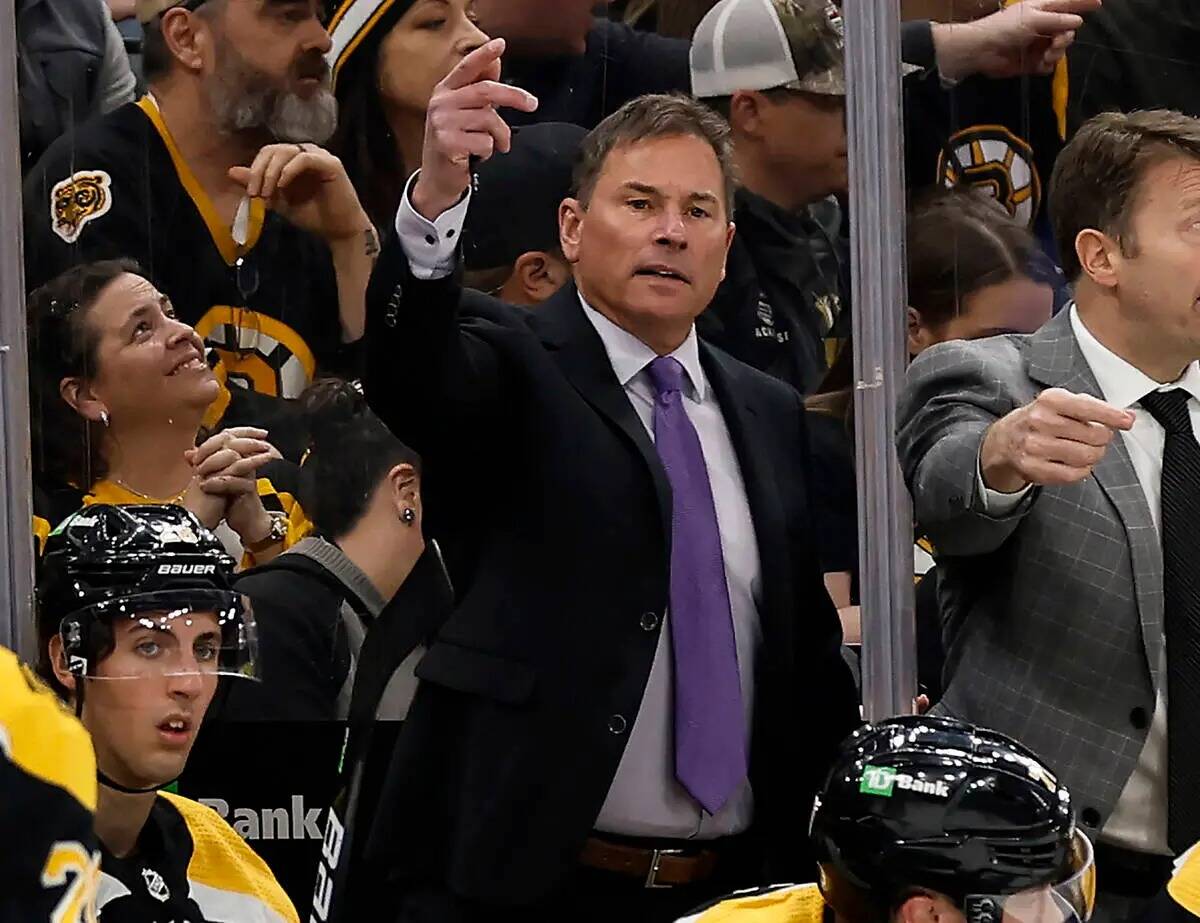 El entrenador de los Boston Bruins, Bruce Cassidy, en el centro, gesticula durante el tercer pe ...