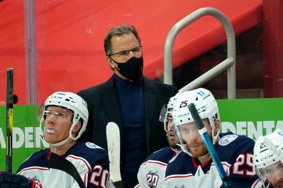 El entrenador de los Columbus Blue Jackets, John Tortorella, observa el partido contra los Detr ...