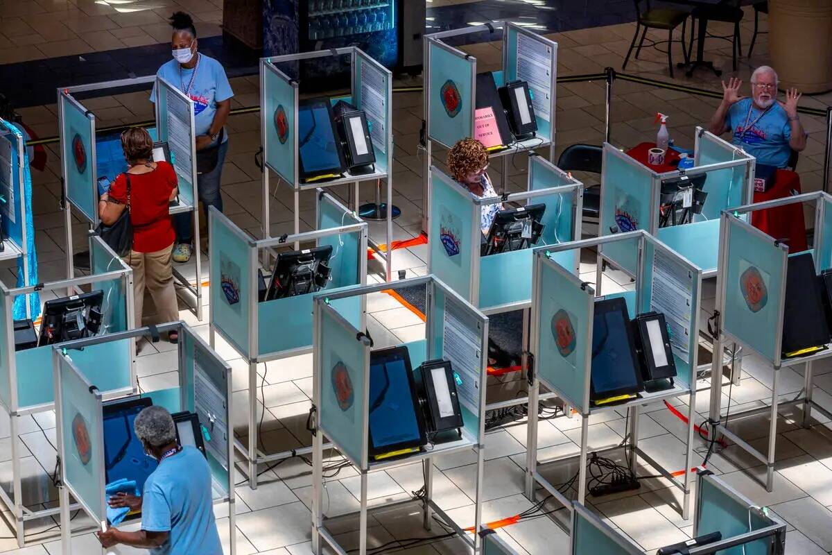 Los residentes de la zona participan en el último día de votación anticipada para las primar ...