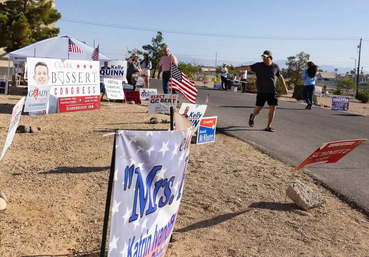 Lucille Dugan, a la derecha, de Las Vegas, sale de un centro de votación después de emitir su ...