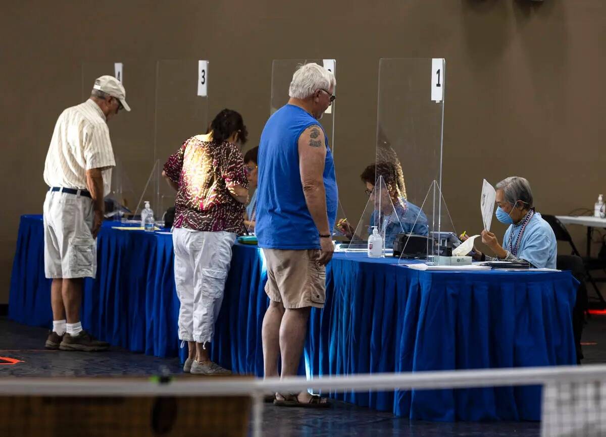 Los votantes se registran en un colegio electoral del Centro Comunitario Desert Breeze el marte ...