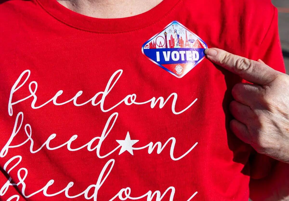 Katie Scuderi, de Las Vegas, muestra su calcomanía “Voté" después de emitir sus votos en e ...
