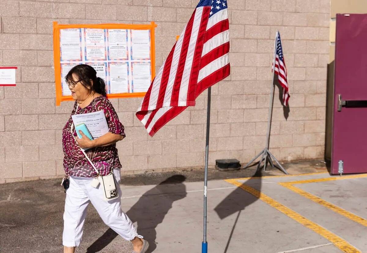 Pam Neal, de Las Vegas, sale de un colegio electoral tras depositar sus votos en el Centro Comu ...