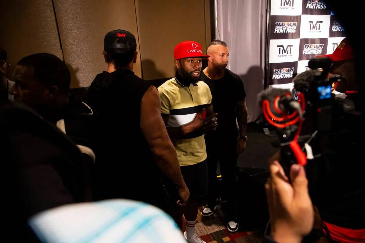 Floyd Mayweather habla con los periodistas después de anunciar un combate de boxeo de exhibici ...