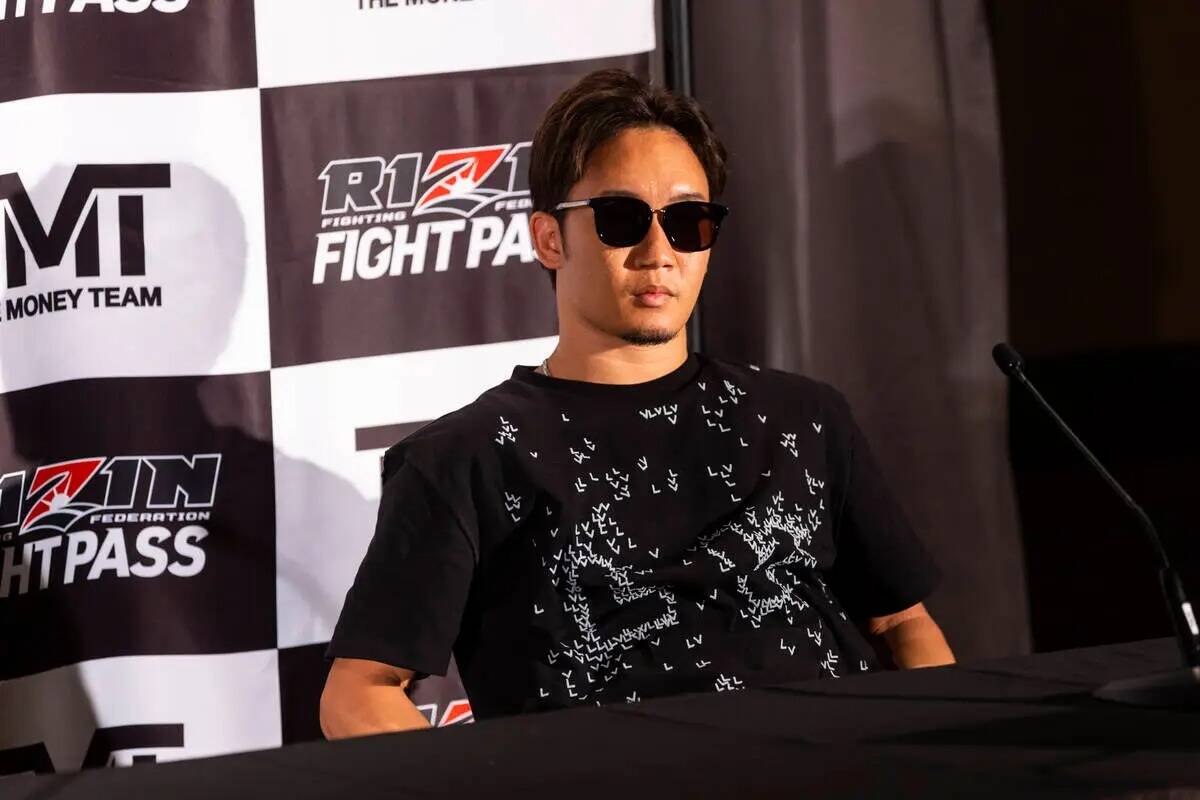 Mikuru Asakura asiste al anuncio de un combate de boxeo de exhibición, que tiene programado pe ...