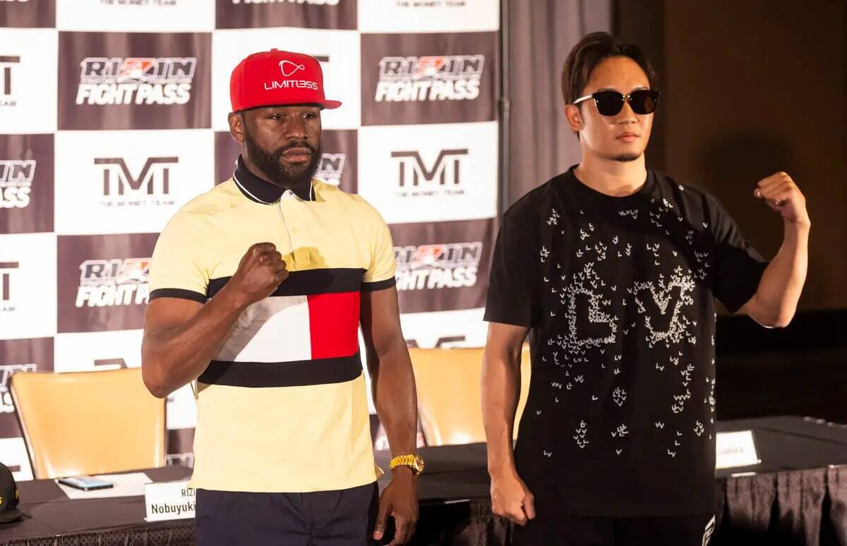 Floyd Mayweather, a la izquierda, y Mikuru Asakura posan al anunciar su combate de boxeo de exh ...