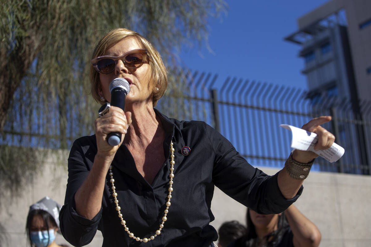 La representante Susie Lee, demócrata por Nevada, habla durante una manifestación en apoyo de ...