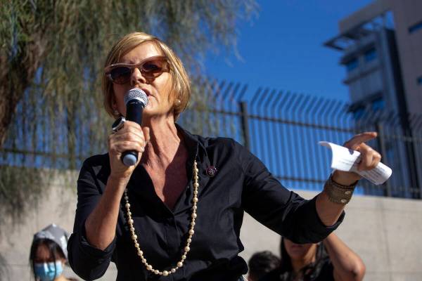La representante Susie Lee, demócrata por Nevada, habla durante una manifestación en apoyo de ...
