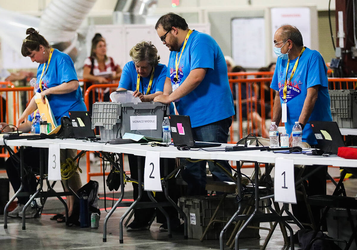 Trabajadores electorales procesan urnas en el Departamento de Elecciones del Condado de Clark e ...