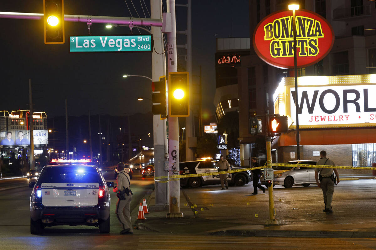 La policía de Las Vegas investiga después de un tiroteo cerca de la intersección de Las Vega ...