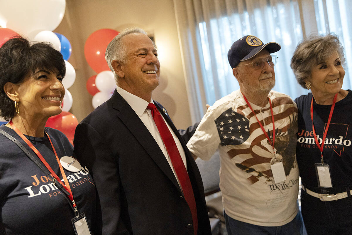 El candidato republicano a gobernador de Nevada, Joe Lombardo, segundo desde la derecha, posa p ...