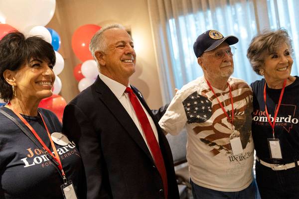 El candidato republicano a gobernador de Nevada, Joe Lombardo, segundo desde la derecha, posa p ...