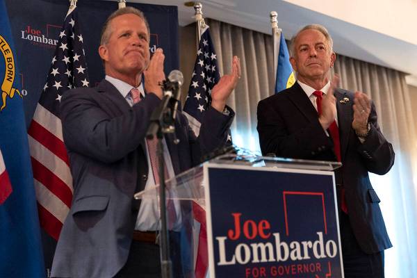 El candidato republicano a gobernador de Nevada, Joe Lombardo, a la derecha, y su director de c ...