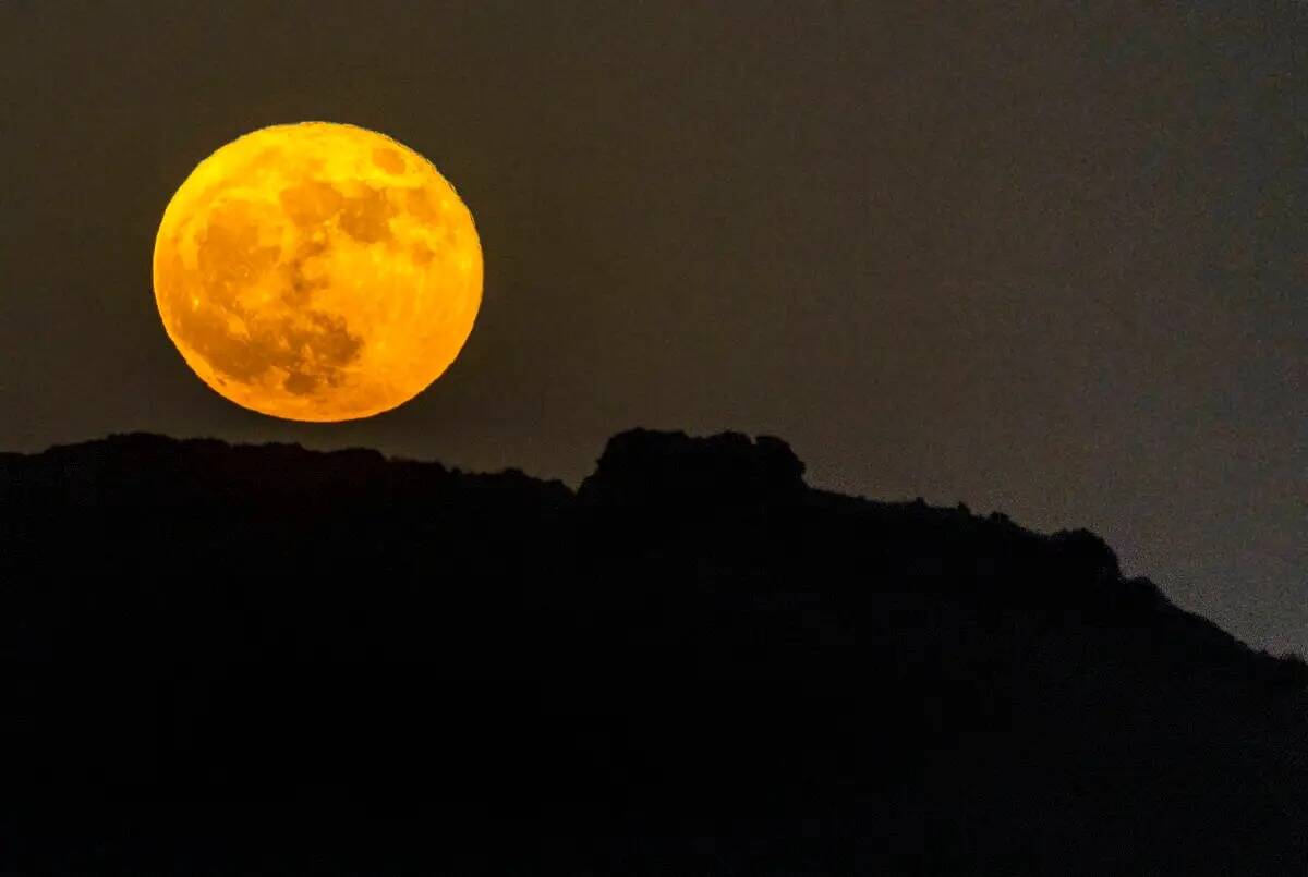 Una Superluna de fresa se eleva sobre la ciudad el martes 14 de junio de 2022, en Las Vegas. (L ...