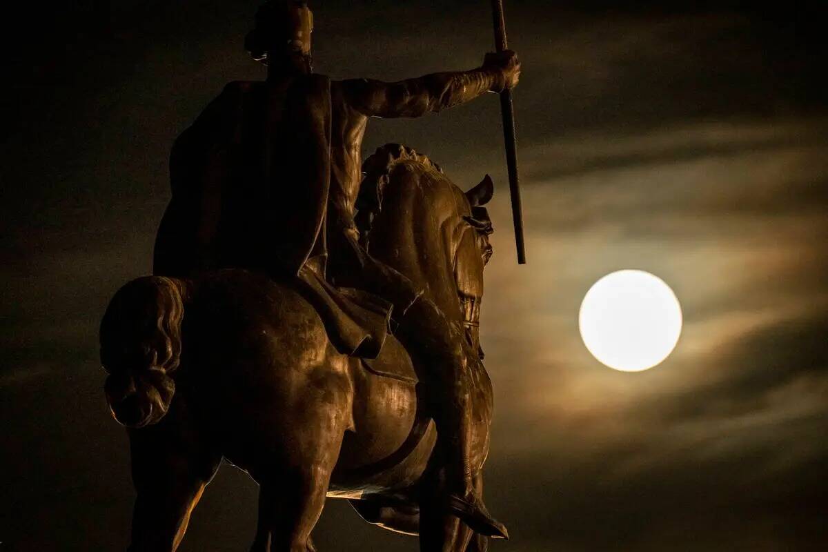 Una superluna se eleva detrás de la escultura de Tomislav de Croacia, el primer rey croata, en ...