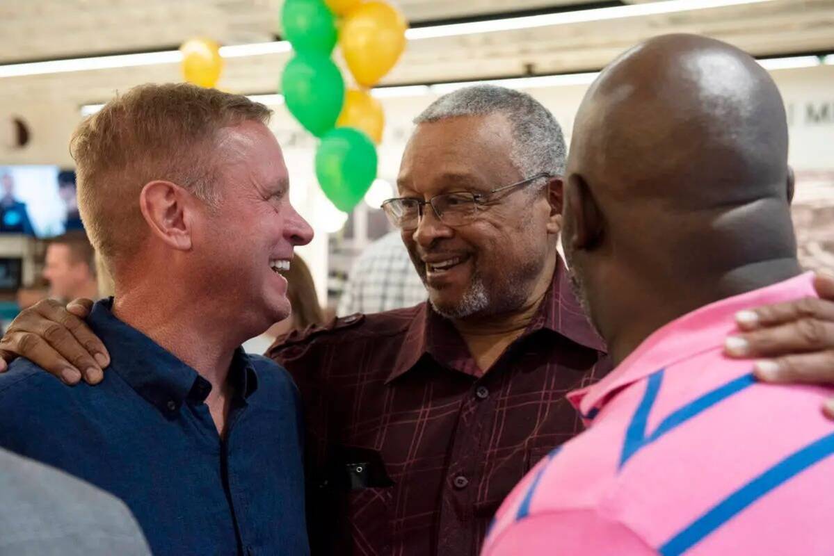 Kevin McMahill, desde la izquierda, Willie Cherry y M. Christopher Brown hablan durante la fies ...