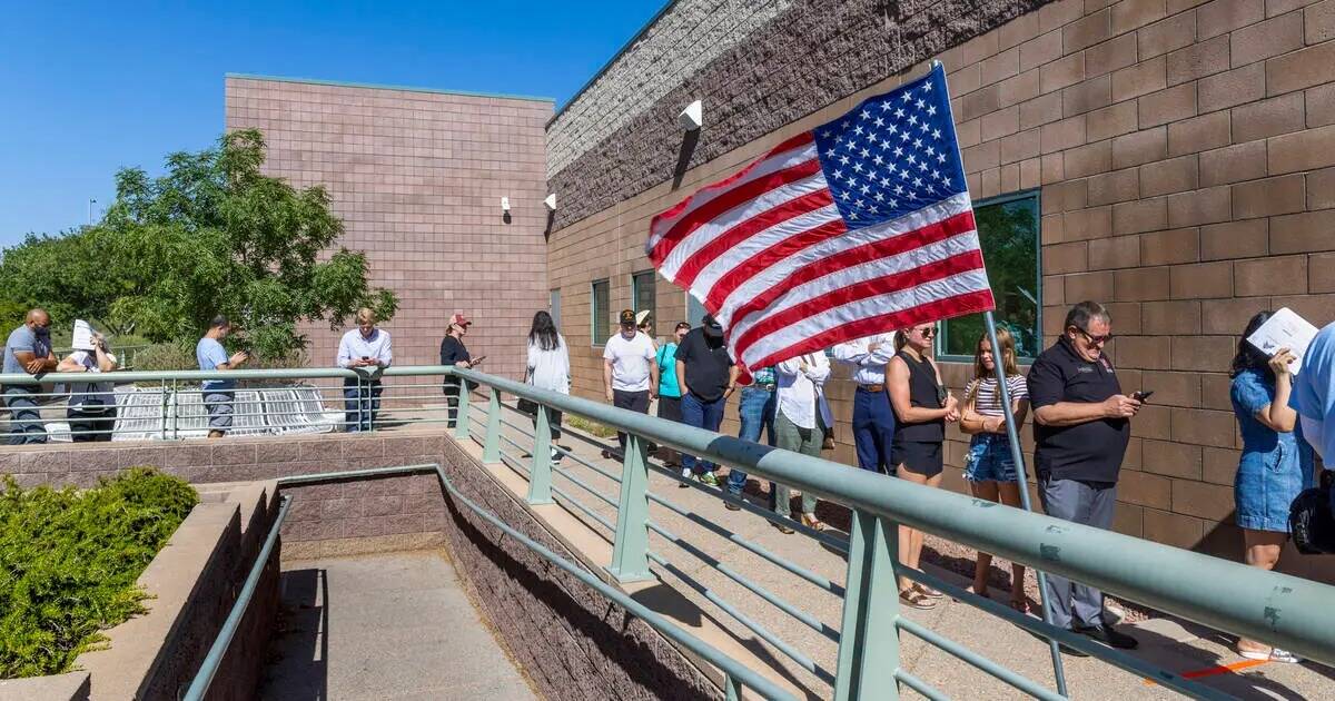 Los votantes esperan bajo el sol para entrar en las elecciones primarias de Nevada que se celeb ...