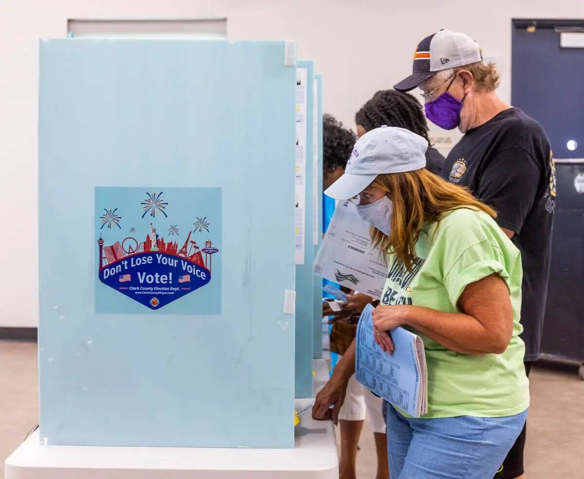 Los votantes hacen sus selecciones para las elecciones primarias de Nevada que tienen lugar en ...