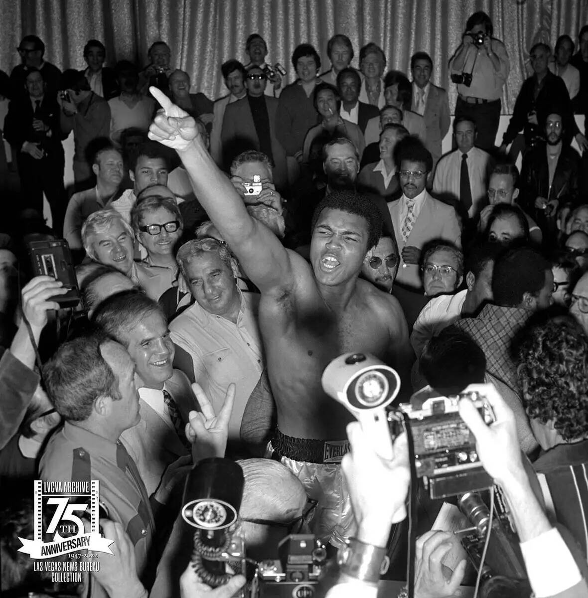 Muhammad Ali en su pesaje en el Caesars Palace el 14 de febrero de 1973, antes de su combate co ...