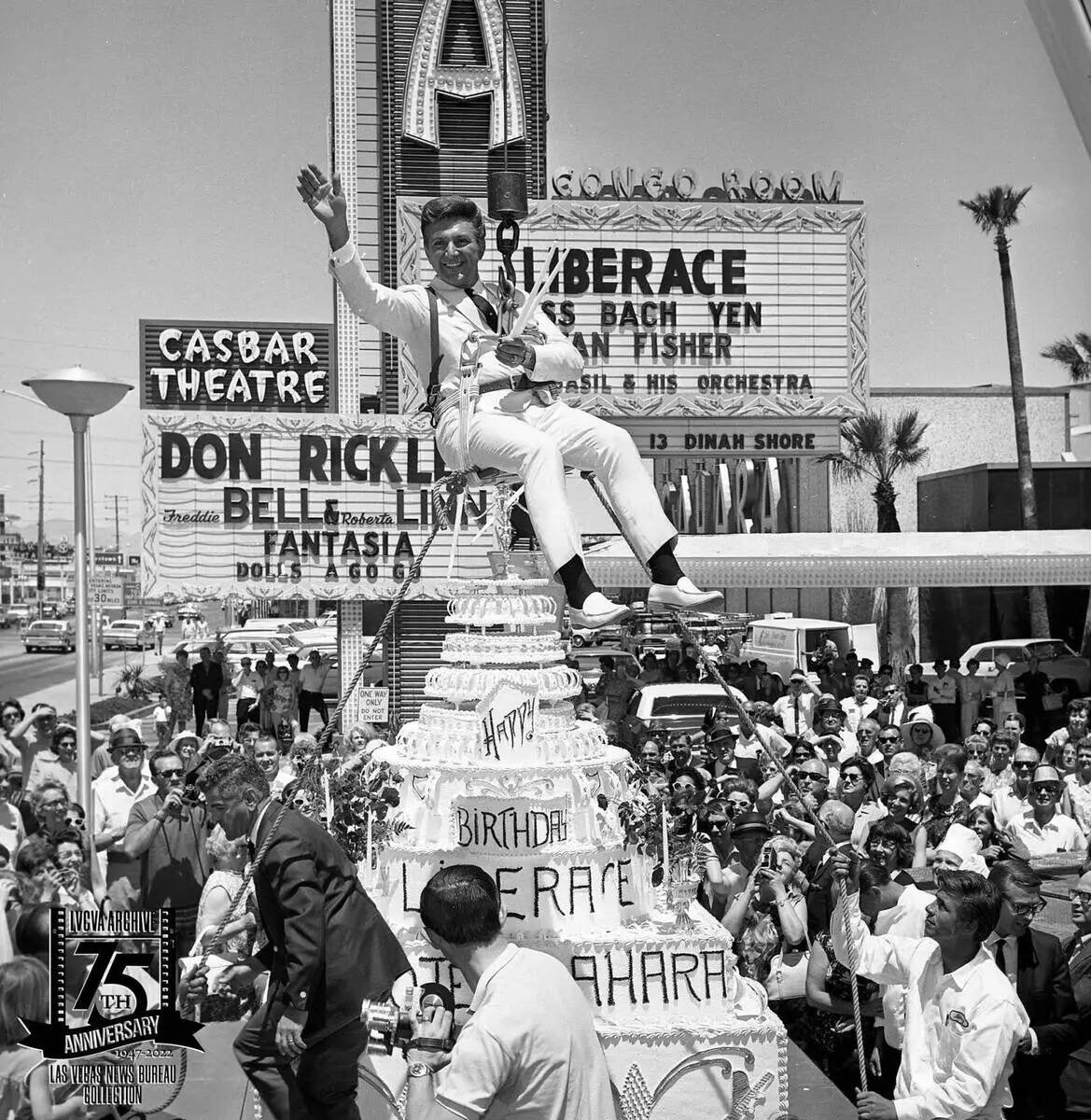 Liberace colgado sobre su pastel de cumpleaños frente al Sahara el 16 de mayo de 1967. La foto ...
