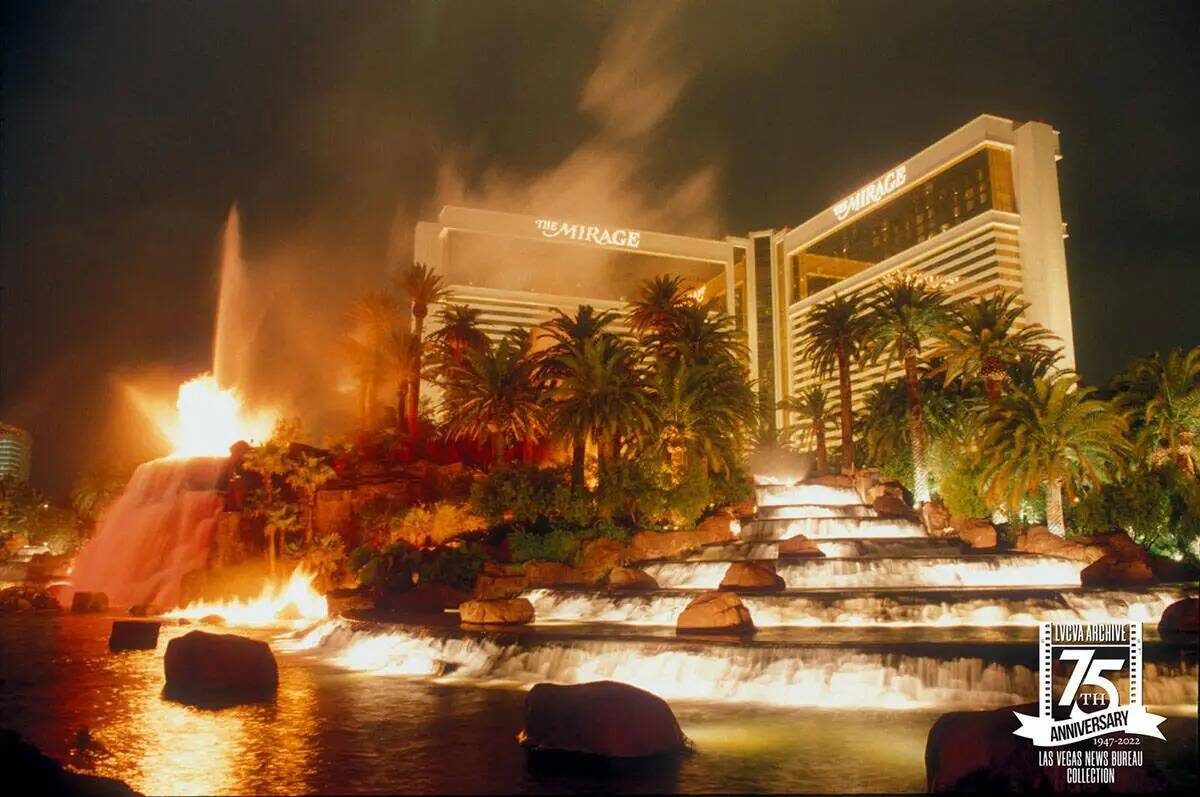 El show del volcán cautivó a los turistas en el exterior del Mirage el 3 de enero de 1995. En ...