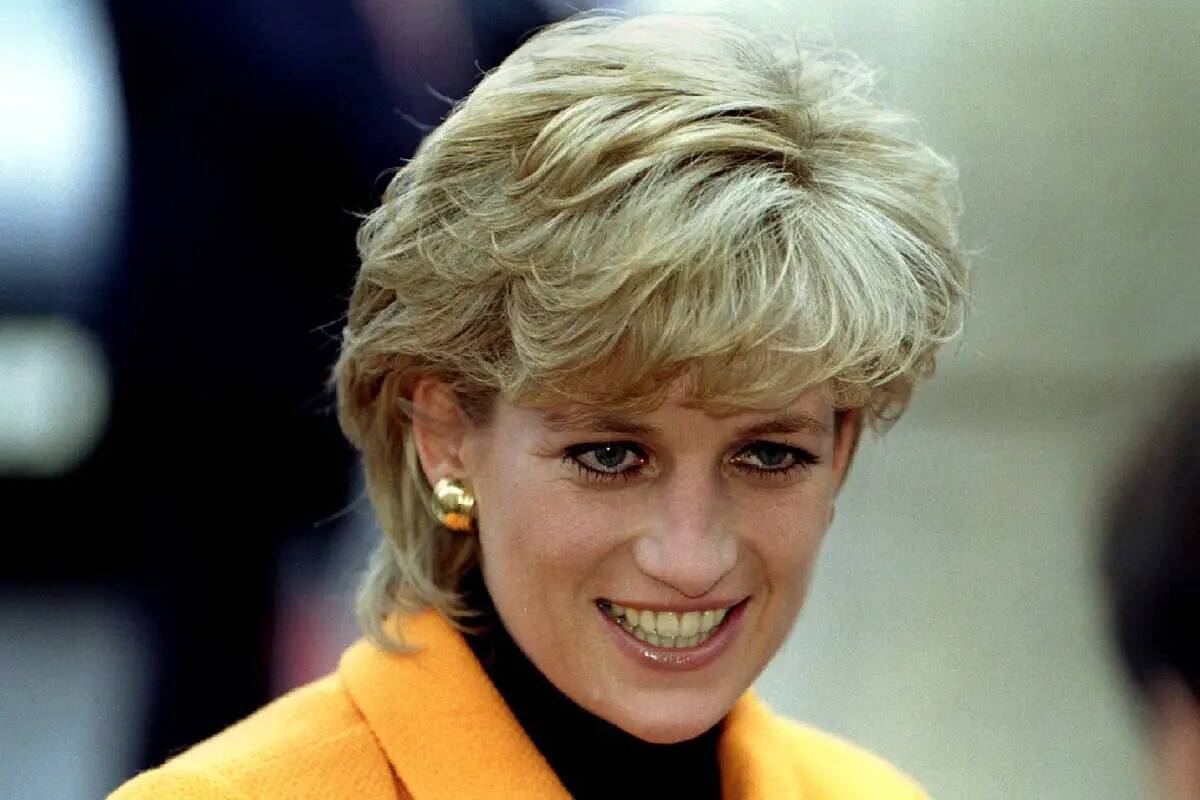Diana, Princesa de Gales, llega al Liverpool Women's Hospital para una visita oficial el 7 de n ...