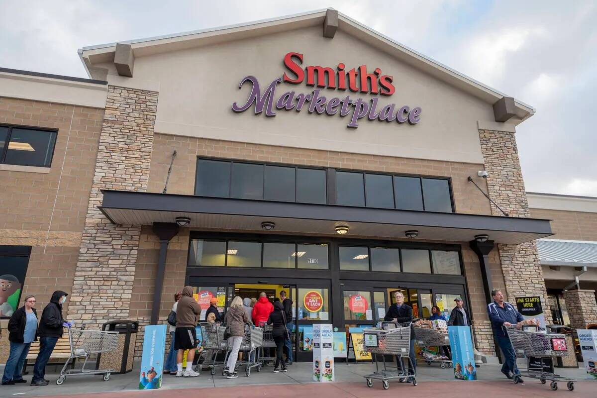 Adultos mayores entran y salen de un Smith's Marketplace ubicado en 9710 West Skye Canyon Park ...