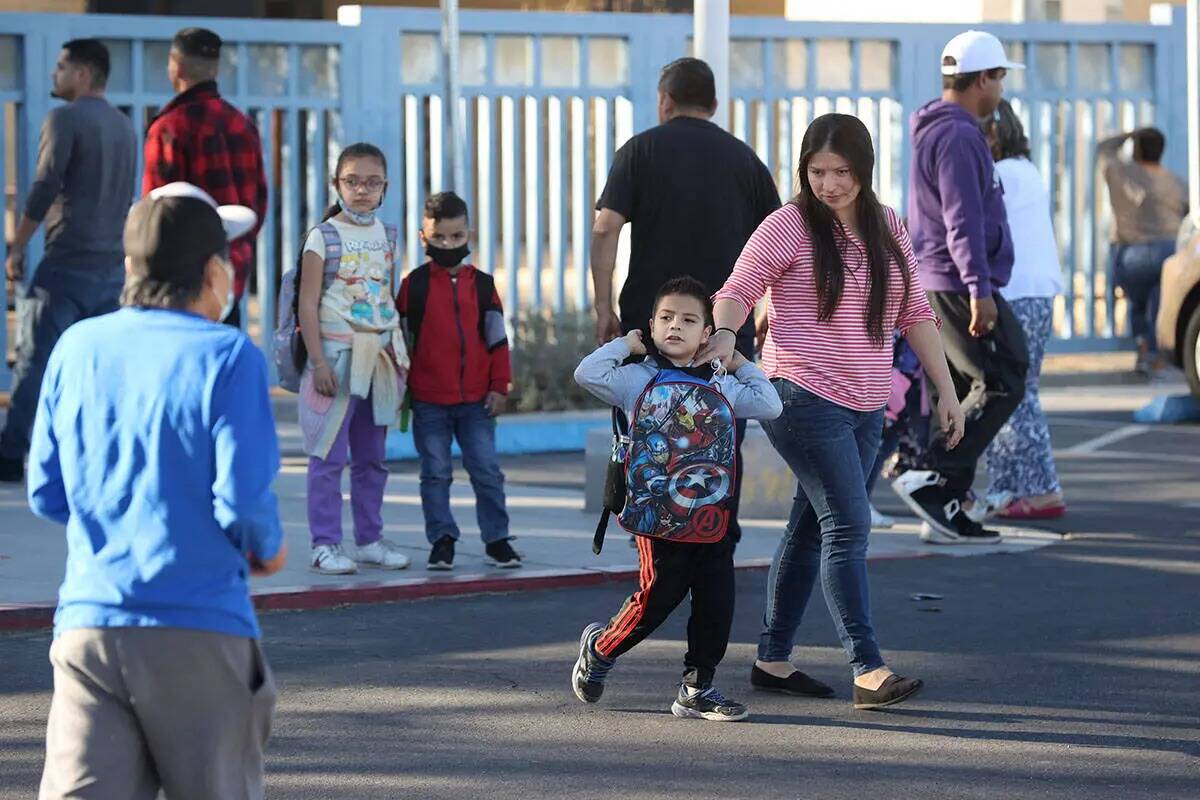 Padres y estudiantes a la salida de Beckley Elementary School en Las Vegas el viernes 11 de feb ...