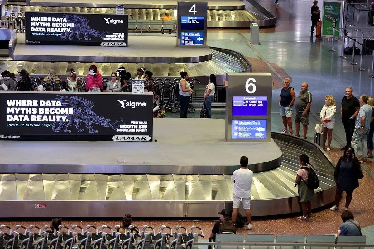 Pasajeros en el reclamo de equipaje en la Terminal 1 del Aeropuerto Internacional Harry Reid el ...