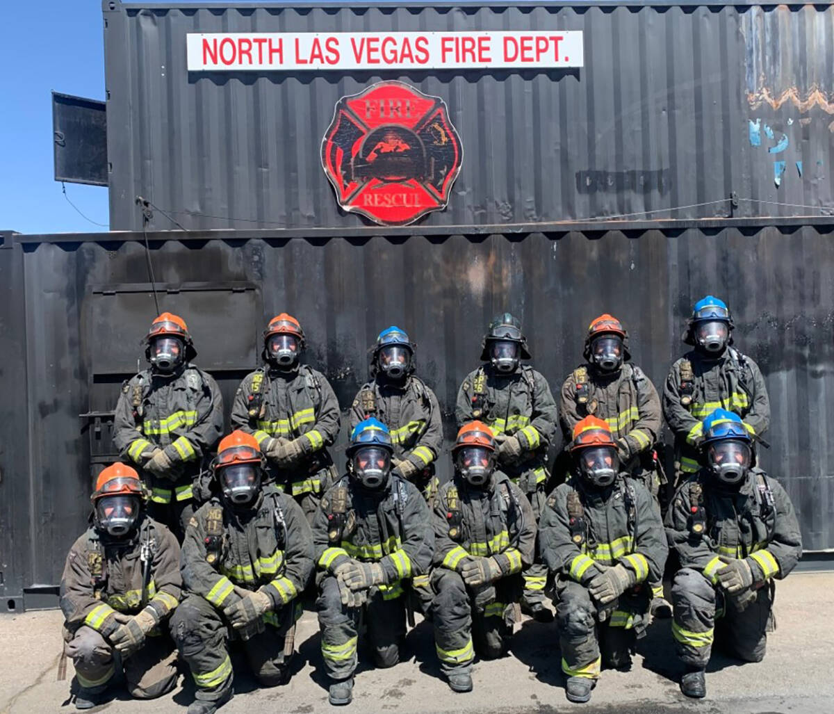 12 nuevos bomberos se graduaron de la academia, ampliando el Departamento de Bomberos de North ...