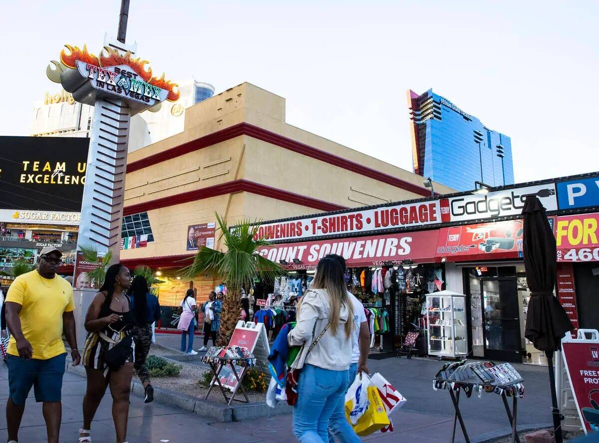 Un edificio comercial, a la derecha, y el restaurante TexMex Tequila en 3729 Las Vegas Blvd Sou ...