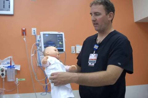 El doctor Jacob Snow, director médico adjunto del Sunrise Children's Hospital, muestra una for ...