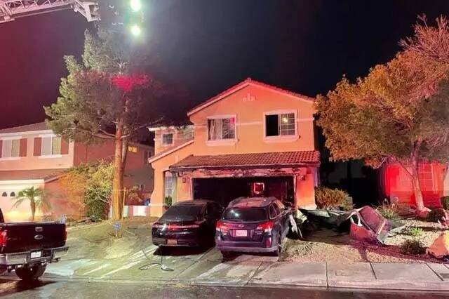 Un incendio en una casa dejó tres personas heridas y desalojó a 11 en el noroeste de Las Vega ...