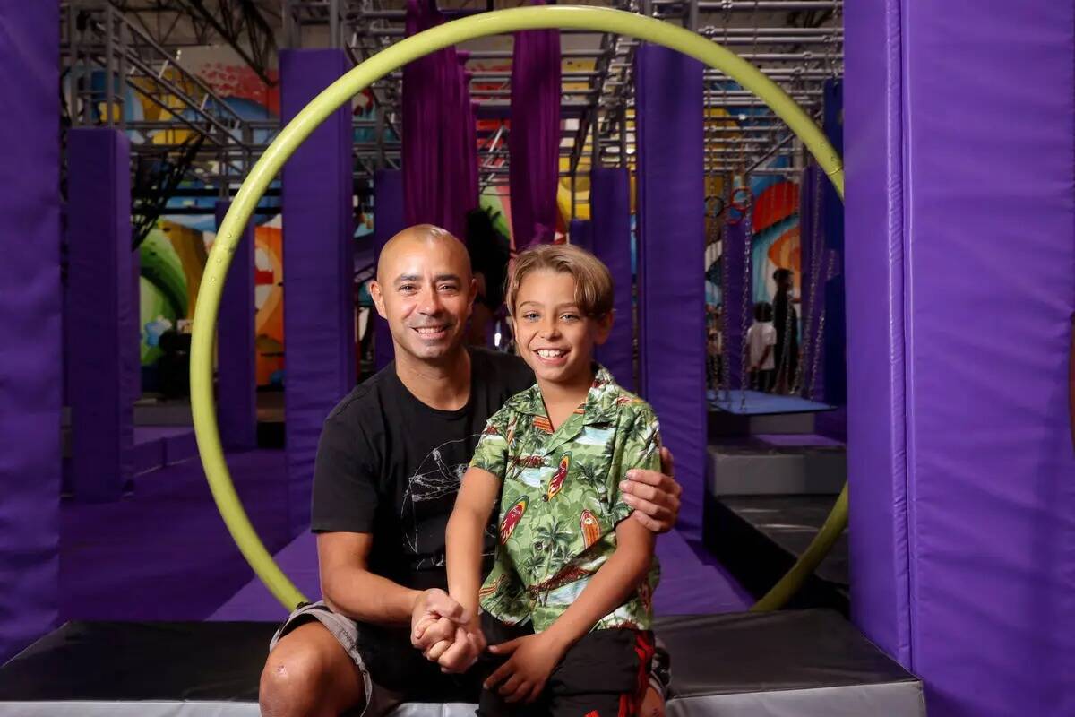 Jonas Woolverton y su hijo, Phoenix, de ocho años, en Las Vegas Circus Center el miércoles 15 ...