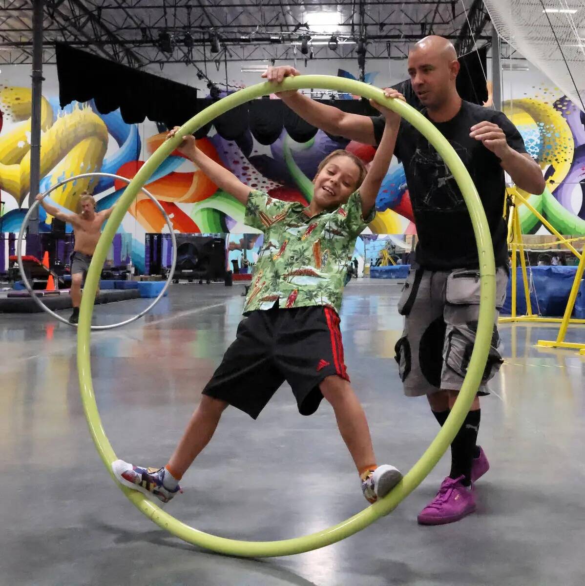 Jonas Woolverton y su hijo, Phoenix, de ocho años, entrenan en una rueda Cyr en Las Vegas Circ ...