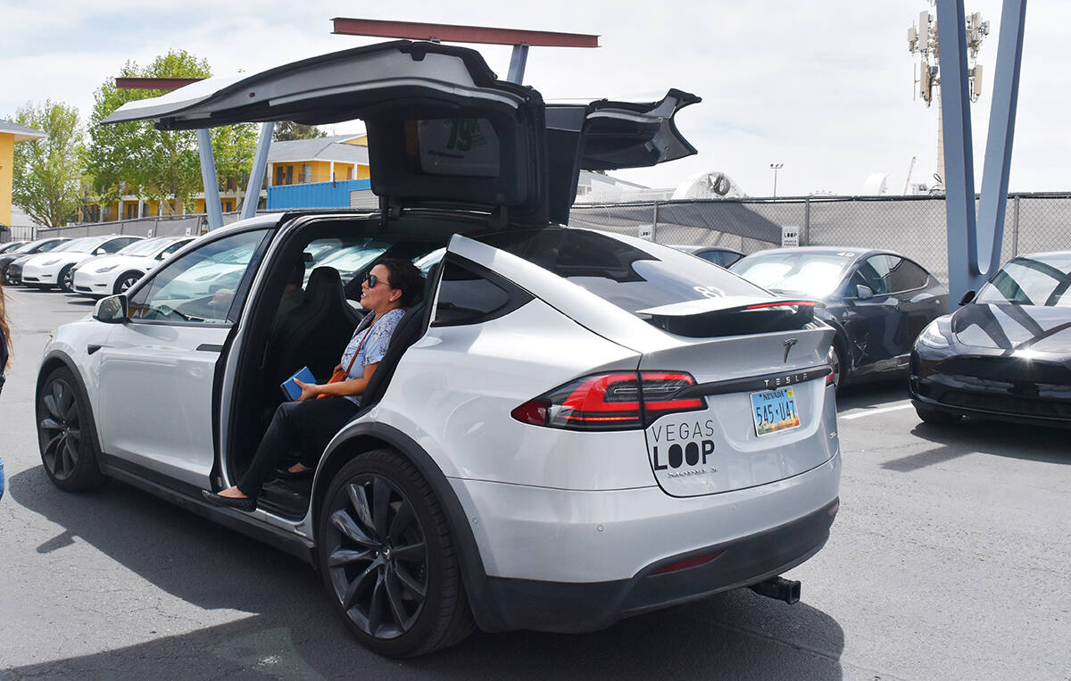 La flotilla de automóviles eléctricos que circulan en “Vegas Loop” son Tesla y además so ...