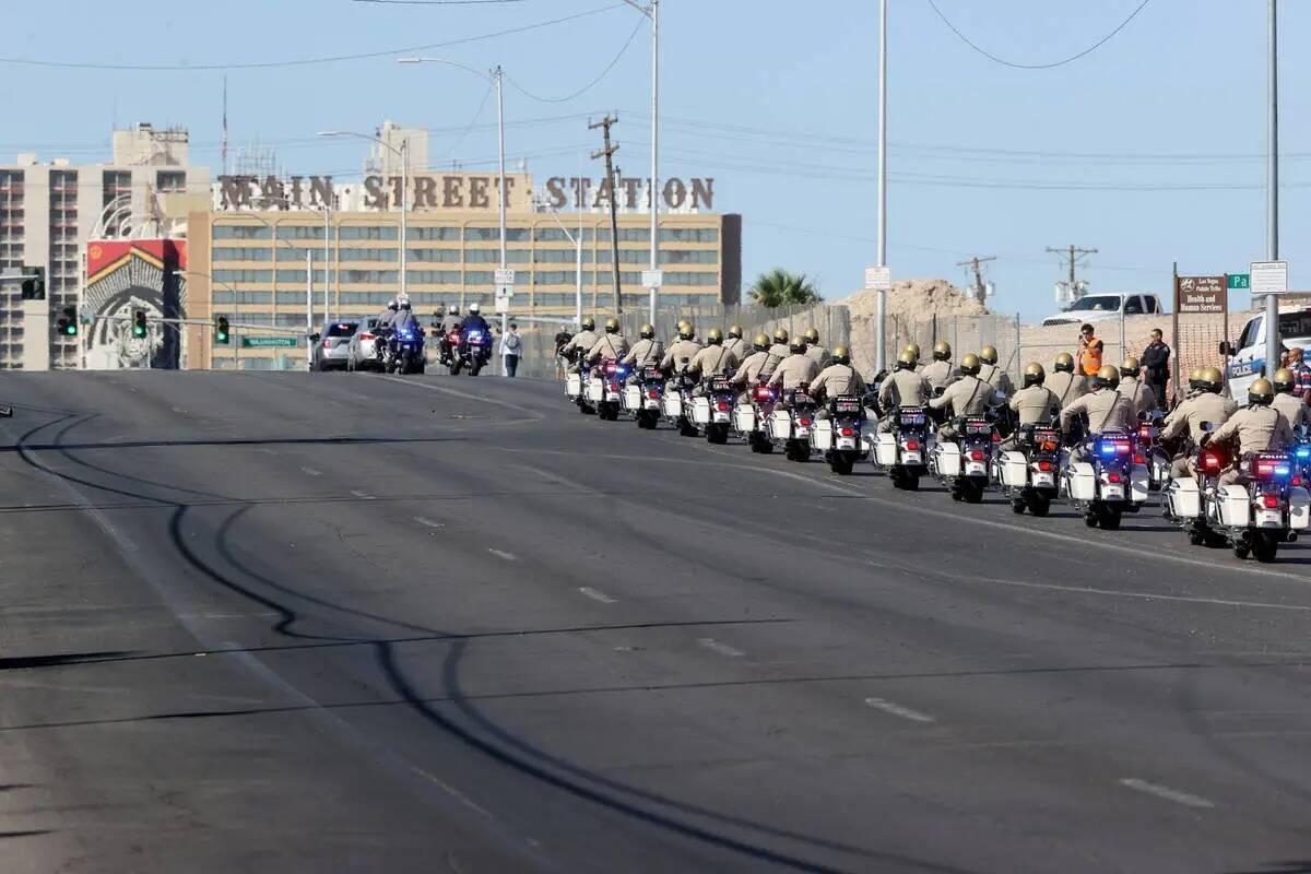 Los agentes del Departamento de Policía Metropolitana encabezan una procesión para el detecti ...