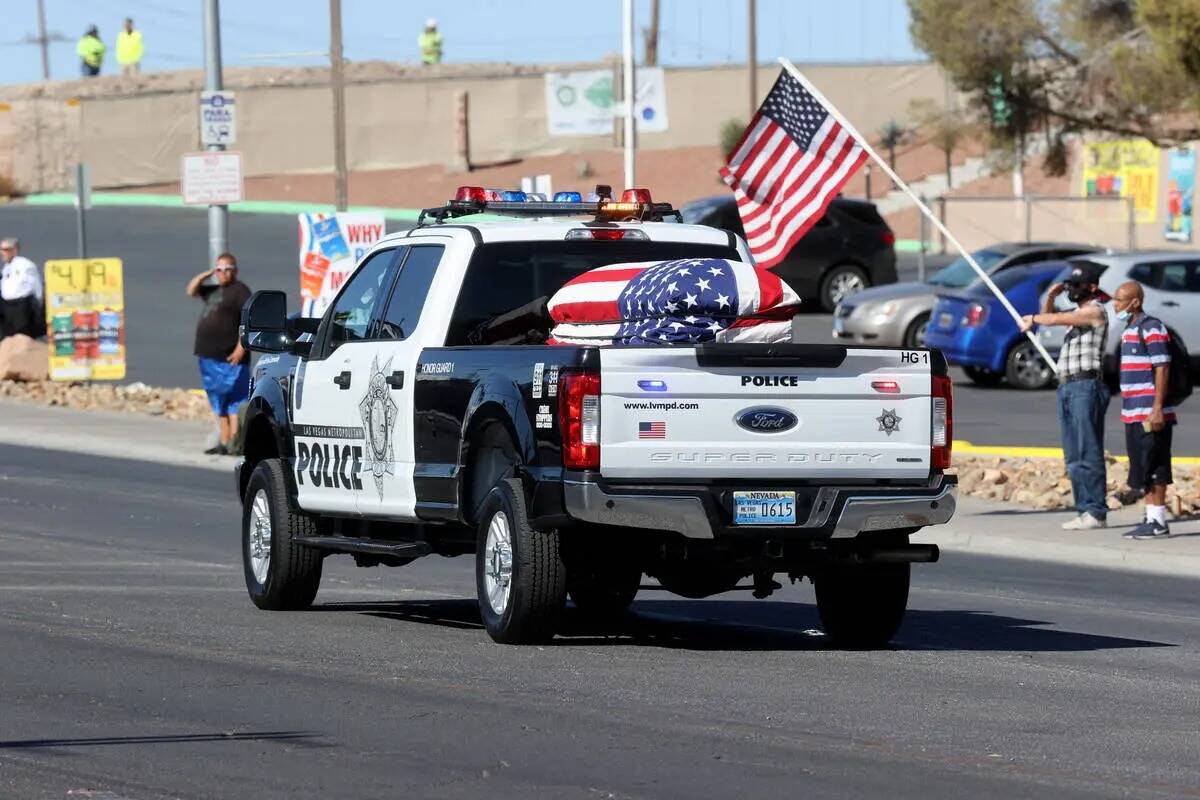 La gente observa una procesión para el detective de la policía de Las Vegas Justin Terry en l ...