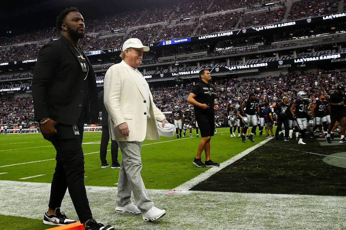 El propietario de los Raiders, Mark Davis, en el centro, es visto antes de un partido de fútbo ...