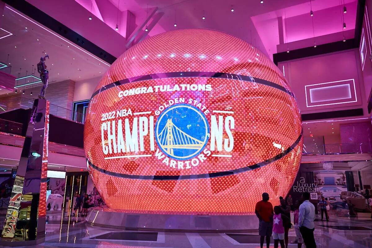 El campeonato de la NBA de los Warriors se celebra en la esfera digital de Resorts World el sá ...